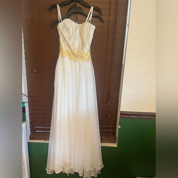 Beautiful white dress - Picture 1 of 12